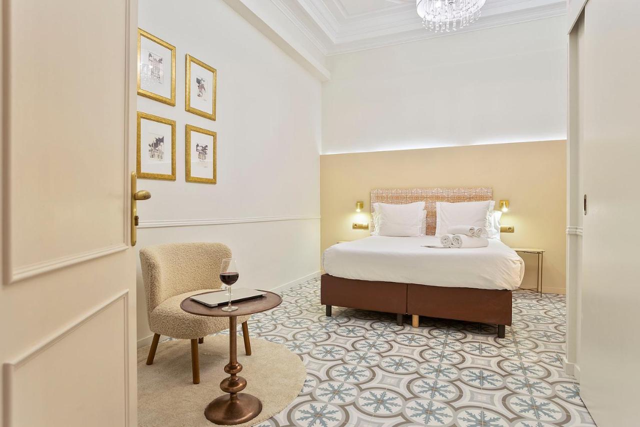 Doppelzimmer mit Balkon und Stadtblick