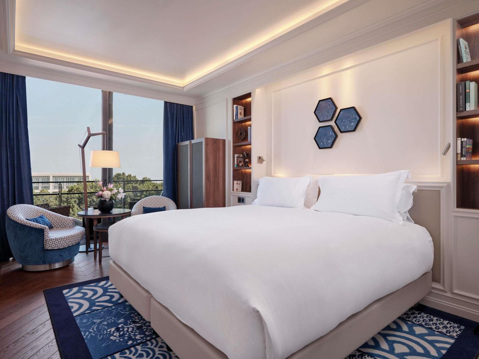 Luxuriöses Zweibettzimmer mit Balkon und Gartenblick