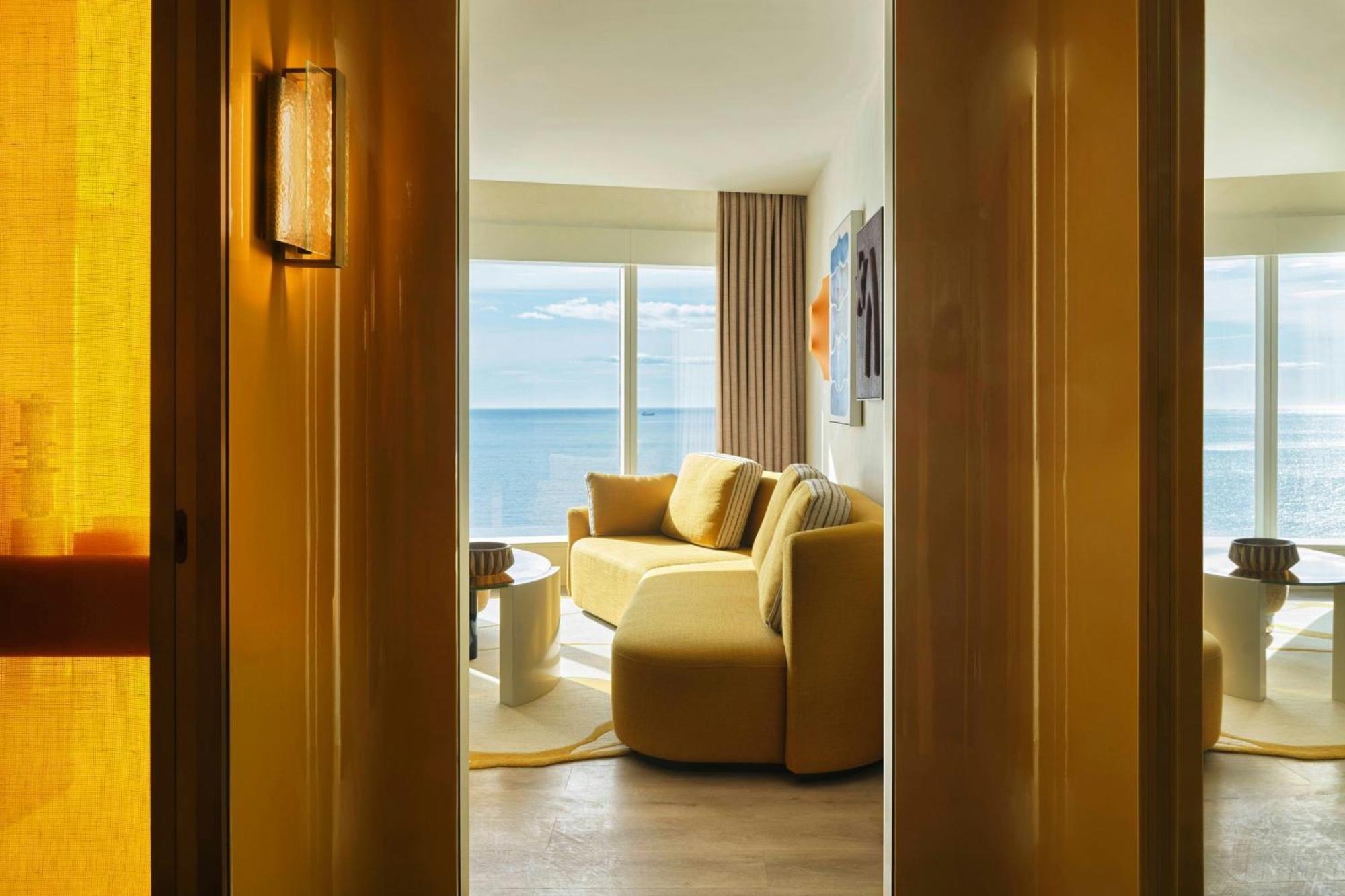 Ecksuite mit 1 Schlafzimmer mit Kingsize-Bett und Meerblick