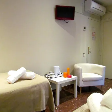 Barcelona City Street Hostal-2